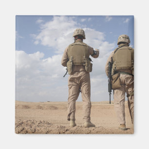 Marinesoldaten scannen den Horizont auf Magnet