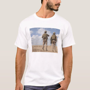 Marinesoldaten scannen den Horizont auf T-Shirt
