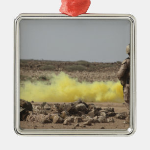 Marinesoldaten stellen Sicherheit zur Verfügung Ornament Aus Metall