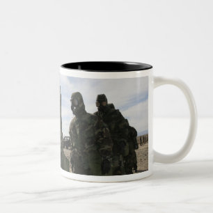 Marinesoldaten und Seeleute archivieren in die Zweifarbige Tasse
