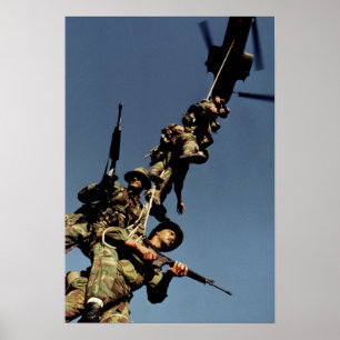 Mariniert auf einem SPIE RIG. Ein Seilgerät, das Poster