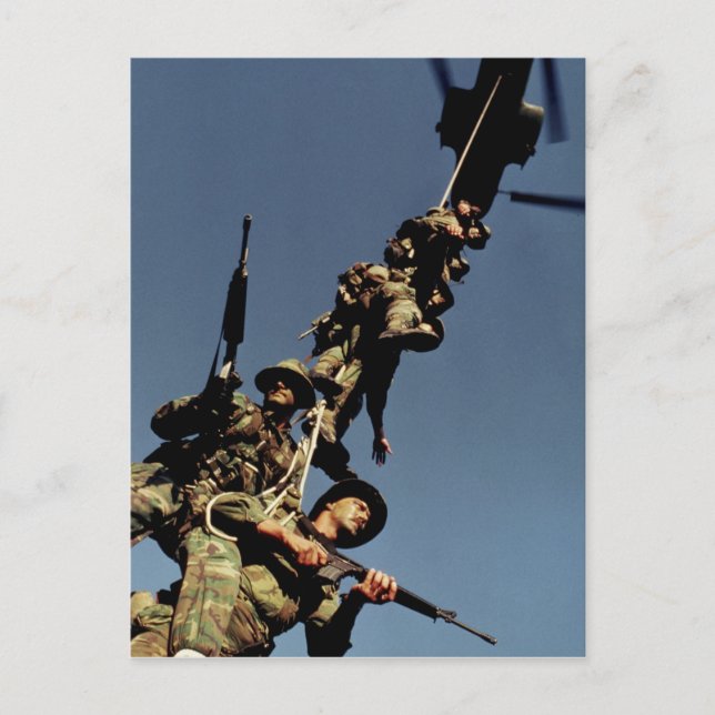 Mariniert auf einem SPIE RIG. Ein Seilgerät, das Postkarte (Vorderseite)