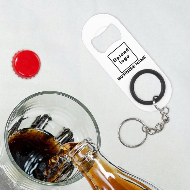 Markenbezeichnung auf Flaschenetikett mit Schlüsse Mini Flaschenöffner (Your business name and logo on white bottle opener with keychain.)