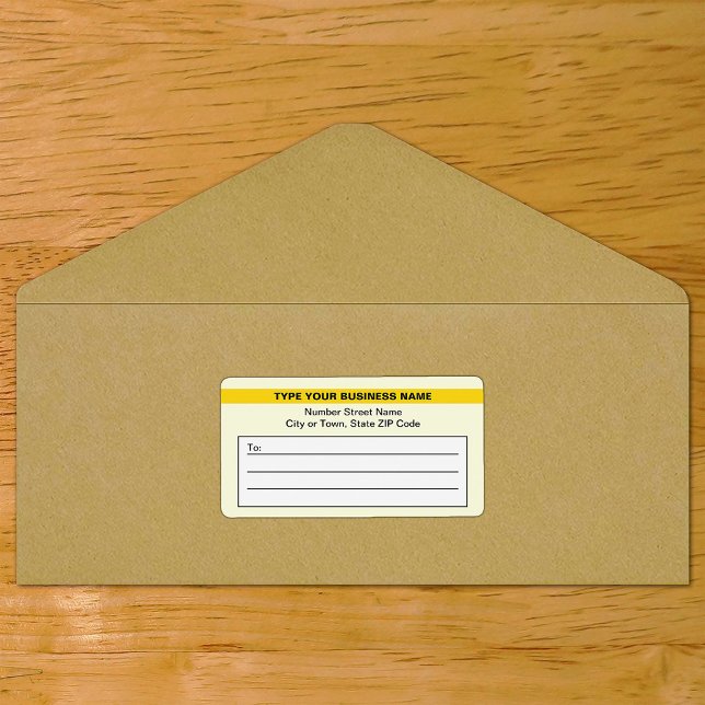 Markenname auf der gelben Versandmarke hervorgehob (Yellow shipping label with your highlighted brand on envelope)