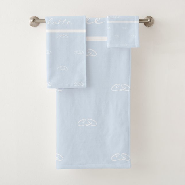 Markenname für hellblaue Monogramm Badhandtuch Set (Insitu)