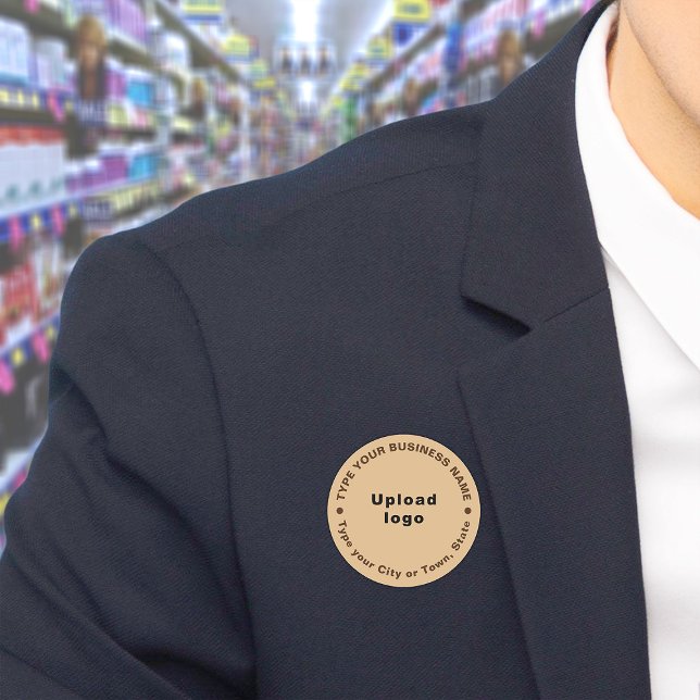 Markenname mit hellbrauner Form Namensschild (Build brand name awareness. Your business brand on light brown round name tag.)