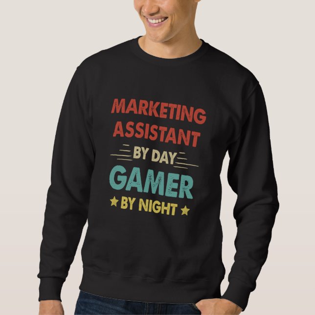 Marketing Assistant By Day Gamer By Night  1 Sweatshirt (Vorderseite)