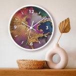 Marmor Aquarellgold lila-blaue Glasur Uhr<br><div class="desc">Weiße grafische Ziffern überlagern eine reiche, verglaste, goldfarbene, marineblaue, jägergrüne, rosa und lila abstrakte Wasserfarbe auf dieser eleganten, trendigen, modernen Wanduhr. Ihre Wahl einer rund oder quadratisch gedrehten Uhr. Ein willkommenes und stilvolles Statement, wo auch immer es hing. Eine tolle Ergänzung zu Ihrem Wohnzimmer oder Schlafzimmer sowie ein wunderbares Geschenk...</div>