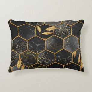 Marmor-Sechseck, Textur mit goldenen Blättern. Dekokissen