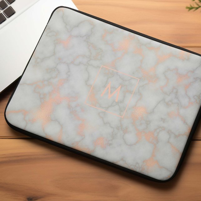 Marmor und Rose Gold Monogramm Laptopschutzhülle (Von Creator hochgeladen)