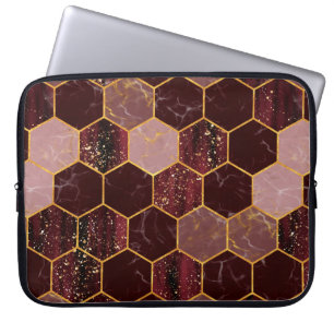 Marmorhexagon nahtlose Textur mit Gold Laptopschutzhülle