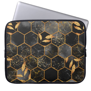 Marmorhexagon nahtlose Textur mit goldenen Blätter Laptopschutzhülle