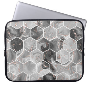 Marmorhexagon nahtlose Textur mit Goldmuster Laptopschutzhülle