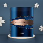 Marmorname 2025: Navy Blue Rose Planer<br><div class="desc">Goldlagerstätte der blauen Rose,  Marmorsteindruck als Hintergrund. Personalisieren Sie Ihren Namen und fügen Sie ihn hinzu. Der Name ist mit einem modernen handgeschriebenen Stilskript geschrieben.</div>