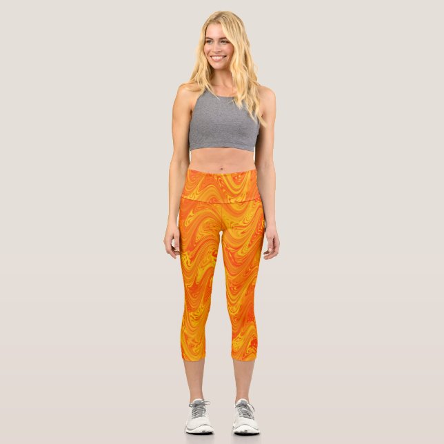 Marmorrotes gelbes Muster Capri Leggings (Vorderseite)