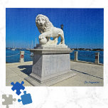 Marmorskulpturenbrücke Lions St Augustine FL Puzzle<br><div class="desc">Dieses wunderschöne Puzzle aus Puzzle zeigt das Foto eines von zwei Gallanten mit weißem Marmor, die über dem Eingang der Löwenbrücke stehen, die das Zentrum von Saint Augustine mit der Insel Anastasia verbindet. Die großen Carrera Marmor Löwen heißen "Firm" und "Faithful" und wurden ursprünglich 1927 von dem italienischen Bildhauer F....</div>