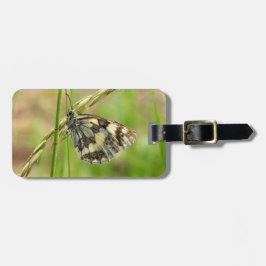 Marmorweißer Schmetterling auf Gras Gepäckanhänger