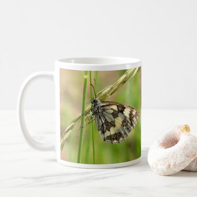 Marmorweißer Schmetterling auf Gras Kaffeetasse (Mit Donut)