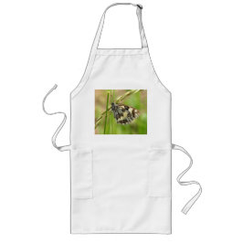 Marmorweißer Schmetterling auf Gras Lange Schürze