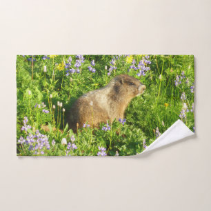 Marmot in den Wildblumen des Berges Rainier Handtuch