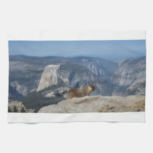 Marmot mit Blick auf den Halbkuppel von der Clouds Geschirrtuch