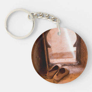 marokkanische Schuhe am Fenster Schlüsselanhänger