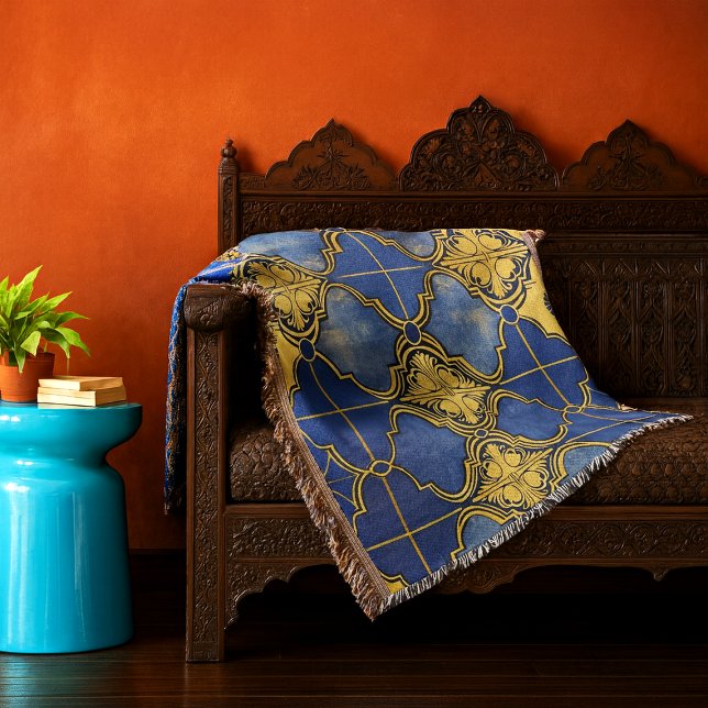 marokkanisches Muster Quatrefoils Cobalt Blue Gold Decke (Ornate blue and gold Moroccan pattern throw blanket in situ on traditional Moroccan furniture)