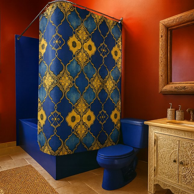 marokkanisches Muster Quatrefoils Cobalt Blue Gold Duschvorhang (Moroccan blue and gold tile pattern shower curtain in situ in Moroccan style bathroom. )