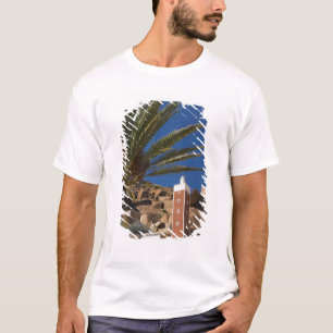 MAROKKO, Anti-Atlas, Gebiet TAFRAOUTE: ADAI, Rot T-Shirt