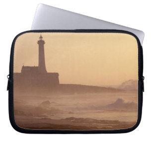 Marokko, Rabat, Leuchtturm bei Sonnenuntergang mit Laptopschutzhülle