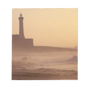 Marokko, Rabat, Leuchtturm bei Sonnenuntergang mit Notizblock