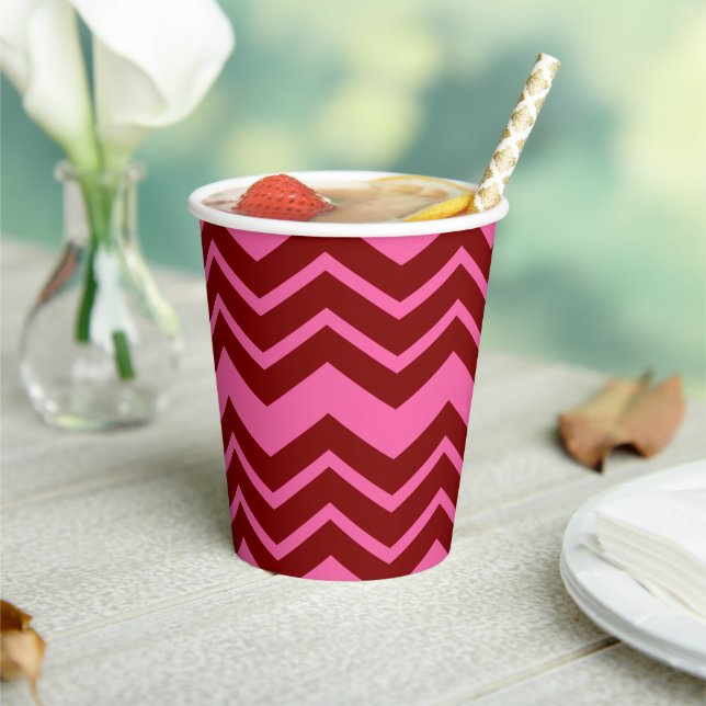 Marone Rot Pink Chevron Zickzack-Design  Pappbecher (In Situ)