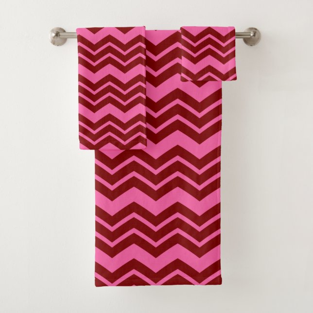 Marone Rot Pink Chevron Zigzag Design  Badhandtuch Set (Insitu)