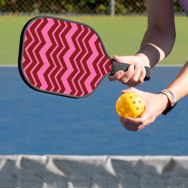 Marone Rot Pink Chevron Zigzag Design  Pickleball Schläger (InSitu)