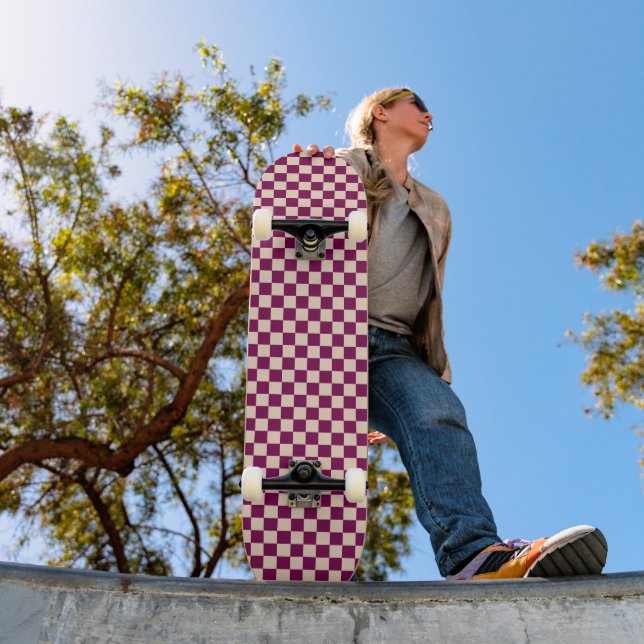 Maroon and beige checkerboard pattern skateboard (Außenbereich 1)