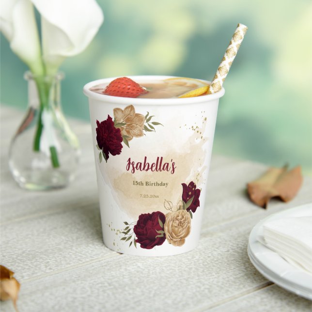 Maroon-Beige Pappbecher (In Situ)