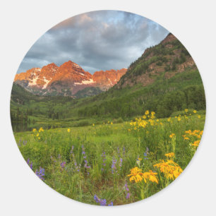 Maroon Bells spiegeln sich im ruhigen Maroon Lake Runder Aufkleber