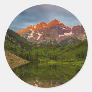 Maroon Bells spiegeln sich im ruhigen Maroon Lake  Runder Aufkleber