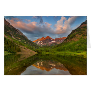 Maroon Bells spiegeln sich in den ruhigen Maroon L