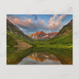 Maroon Bells spiegeln sich in den ruhigen Maroon L Postkarte