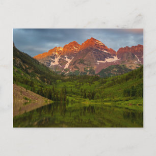 Maroon Bells spiegeln sich in den ruhigen Maroon L Postkarte