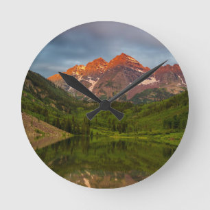 Maroon Bells spiegeln sich in den ruhigen Maroon L Runde Wanduhr