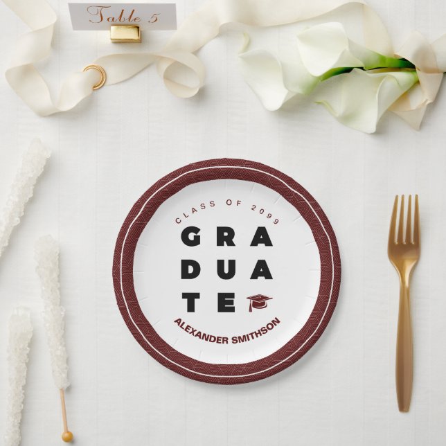 Maroon Bold GRADUATE Letters and Cap Abschluss Pappteller (Hochzeit)