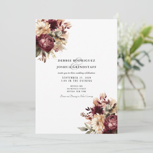 Maroon Burgundy Floral Wedding Invitation  Einladung (Stehend Vorderseite)