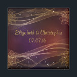 Maroon Design mit Wispy Gold Accents Wedding Magnet<br><div class="desc">Ein hübscher maroonfarbener Hintergrund mit einem kluger Rahmen aus gekrümmten Linien und zarten Blume,  umgeben von funkelnden Sternen. Ein hübsches und elegantes Design. Passen Sie mit dem Namen der Braut und der Bräuche und dem Hochzeitsdatum an.</div>