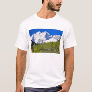 Maroon Glocken mit Herbstaspenwald. T-Shirt
