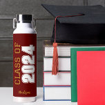 Maroon Gold Class 2024 Personalisierter Abschluss Trinkflasche<br><div class="desc">Diese klassische Maroon Gold Hochschule Wasserflasche bietet fett-weiße Typografie Leseklasse von 2024 in verschiedenen Buchstaben für ein High School oder Uni-Abschluss Party Keepake Geschenk. Passen Sie mit Ihrem Namen in elegantem goldenen Skript unter,  um einen großen Gedenkwunsch zu erhalten.</div>