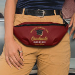 Maroon Gold Graduate Custom 2025 Abschluss Bauchtasche<br><div class="desc">Dieses moderne Fanny Pack aus Mond und Gold enthält Ihren High School- oder Uni-Namen für die Klasse 2025. Passen Sie mit Ihrem geschlossen Jahr unter der schicken handgeschriebenen Drehbuch-und grad-Kappe für ein großes personalisiertes Abschluss-Sake-Geschenk an.</div>