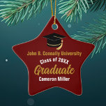 Maroon Gold Graduate Custom Abschluss Star Keramik Ornament<br><div class="desc">Dieser moderne Mönch- und Goldstar Weihnachtsschmuck zeigt klassische Typografie Ihrer Hochschule oder den Namen Ihrer Uni für die Abschluss 2025. Anpassen mit Ihrem geschlossen Jahr unter der schicken handgeschriebenen Drehbuch und schwarzen Graduiertenkappe für ein großes personalisiertes Graduiertengeschenk</div>