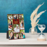 Maroon Gold Graduate Foto Collage Abschluss Fotoplatte<br><div class="desc">Diese moderne Gedenktafel mit einem hohen Foto zeigt Ihre Lieblingsfotos von 9 Studierenden. Die Dekoration der Graduierungsparty zeigt klassische Goldtypografie Ihres High School- oder Uni-Namens für die Klasse von 2025. Passen Sie dieses Sake-Geschenk mit Ihrem geschlossen Jahr unter der schwarzen Graduierenkappe an. Es verfügt über 2 horizontale Bilder, 5 vertikale...</div>